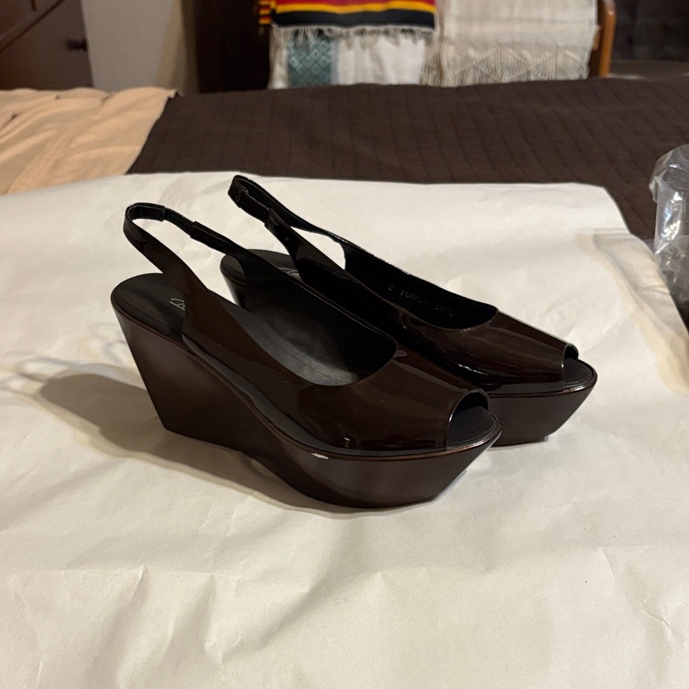 Tapeet Vicini Glossy Black Wedge Sandals brand new